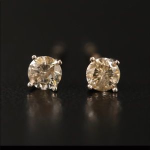 14K 0.28ctw Diamond Stud Earrings